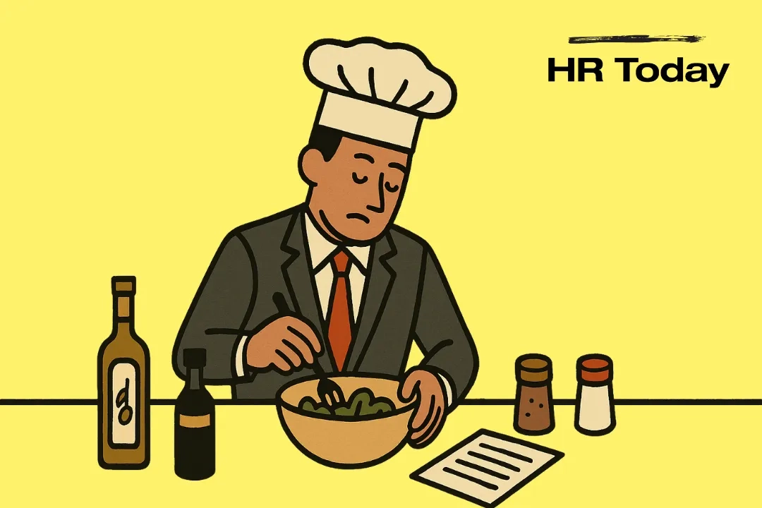 Ein flaches, mid-century modern inspiriertes Illustrationsbild: Ein Mann im Anzug mit Krawatte trägt eine Kochmütze und sitzt an einem Tisch. Vor sich rührt er konzentriert in einer Schüssel mit Salat. Auf dem Tisch liegen eine Flasche Olivenöl, eine Flasche Balsamico-Essig, eine kleine Flasche Sojasauce, zwei Gewürzstreuer und ein Rezeptblatt. Hintergrund in einheitlichem Orange, klare schwarze Konturen, flächige Farben ohne Verläufe.