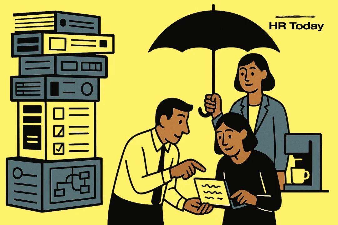 Die Illustration zeigt einen Bücherturm und zwei Mitarbeitende beim Austausch unter der Schirmherrschaft einer HR-Angestellten.