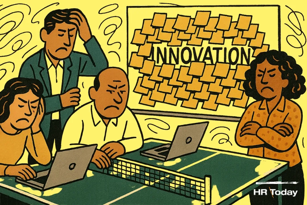 Vier frustrierte Mitarbeitende drängen sich in einem engen Büro um einen als Tisch genutzten Pingpongtisch mit Laptops. Dahinter ein Whiteboard, auf dem das Wort «INNOVATION» von vielen Post-its fast vollständig überklebt ist; flache Mid-Century-Optik mit kräftigen Konturen.