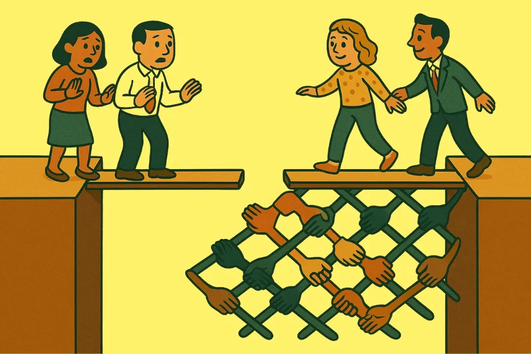 Illustration von zwei Gruppen von Menschen, die versuchen, eine Lücke zwischen zwei Klippen zu überqueren. Auf der linken Seite stehen zwei besorgte Personen auf einem unsicheren Brett, das über die Lücke ragt. Auf der rechten Seite gehen zwei Personen sicher über ein stabiles Brett, das von einem Netz aus verschränkten Armen und Händen verschiedener Hautfarben getragen wird, welches als symbolische Brücke dient. Die Szene steht sinnbildlich für gegenseitige Unterstützung und Zusammenarbeit.