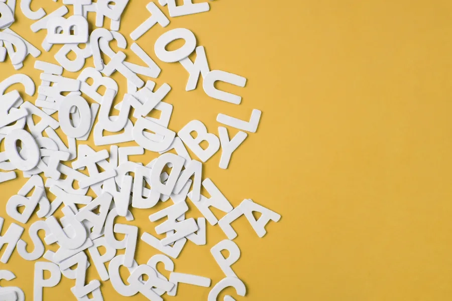 Lettres d'alphabet sur un fond orange