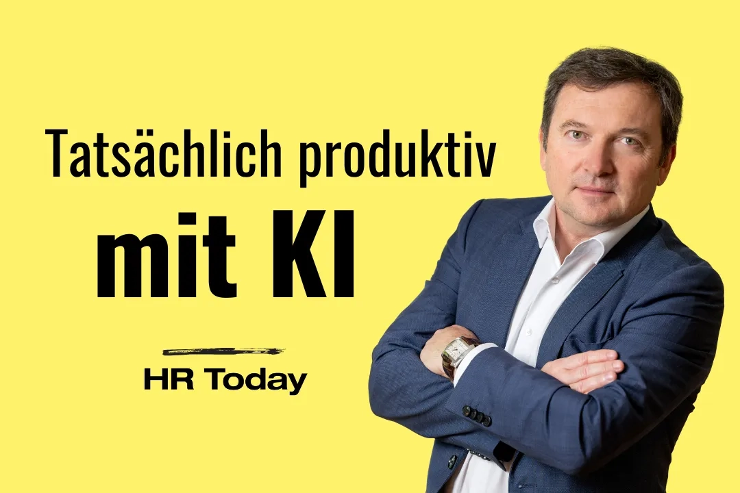 Titelbild mit HR Today Logo, dem Titel "Tatsächlich produktiv mit KI" und einem Mann mit Blazer und Hemd, der seine Arme verschränkt.