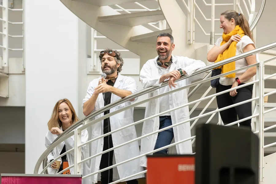 Le comité d’organisation du TruGeneva 2025: Roberta Marques, Davide Rais (avec le micro), Nicolas Revol et Magali Cailleaux.