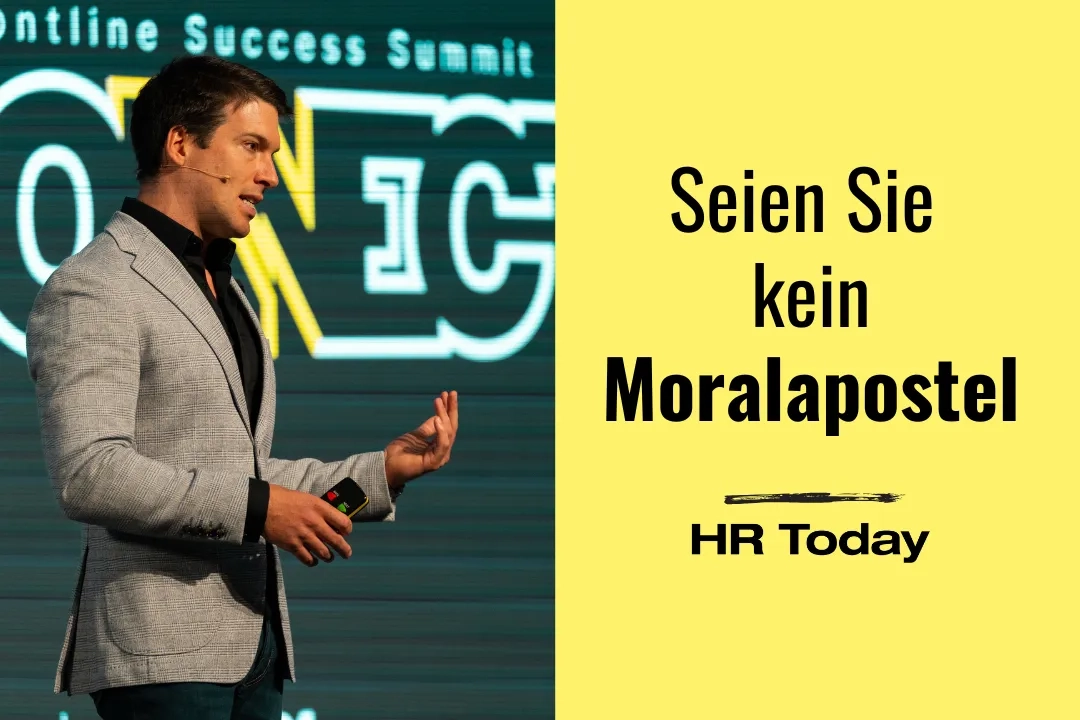 Christian Hugo Hoffmann als Referent auf der Bühne beim „Frontline Success Summit 2024“, er trägt ein graues Sakko über schwarzem Hemd und spricht mit Headset-Mikrofon, während er eine Präsentation hält; im Hintergrund grosse leuchtende Schrift mit dem Wort „CONNECT“. Im Vordergrund ein Bildtitel: Seien Sie kein Moralapostel