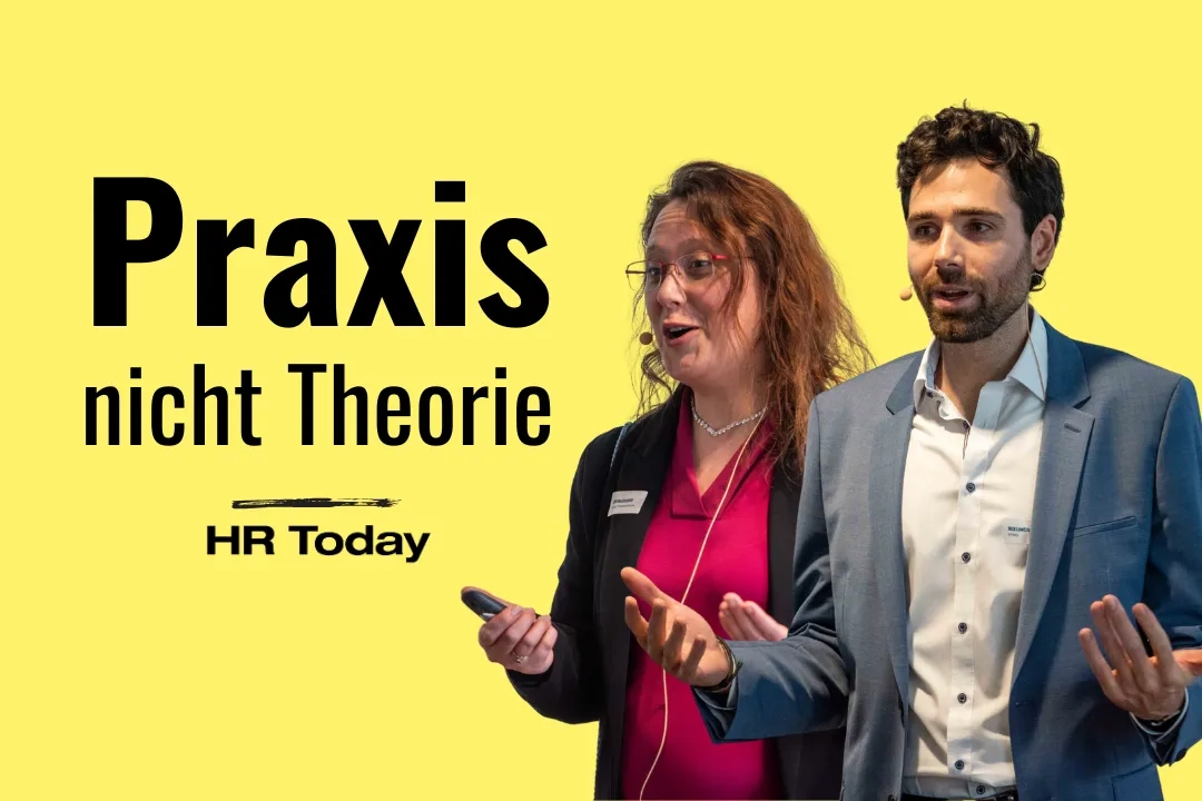 Eine Grafik mit gelbem Hintergrund. Auf der linken Seite steht gross in Schwarz das Wort "Praxis", darunter etwas kleiner "nicht Theorie" und, abgetrennt durch einen Pinselstrich, das Logo "HR Today". Auf der rechten Seite präsentieren Lynn Van Oossanen und Nick Lawitzke. Lynn trägt eine Brille, ein pinkes Oberteil unter einem dunklen Blazer und hält einen Presenter in der Hand. Nick trägt ein weisses Hemd unter einem blaugrauen Sakko und gestikuliert mit den Händen. Sie tragen Namensschilder und Headsets.