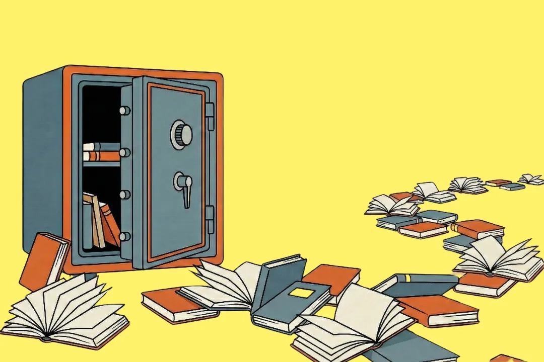 Eine Illustration im flachen Vektor-Stil: Ein großer, offener blauer Tresor mit orangefarbenem Rahmen steht auf der linken Seite vor einem schlichten beigefarbenen Hintergrund. Im Tresor liegen nur wenige Bücher, während davor ein großer Haufen geöffneter und geschlossener Bücher auf dem Boden verstreut ist. Auf der rechten Seite schwebt eine Spur aus aufgeschlagenen Büchern, die sich wie ein gewundener Pfad in die Ferne verliert.