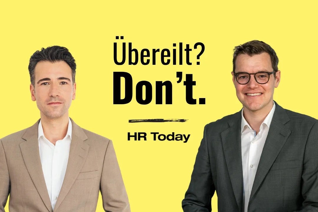 Eine Grafik mit leuchtend gelbem Hintergrund. In der Bildmitte steht der Text "Übereilt?" in schwarzer Schrift, darunter groß und fettgedruckt "Don't.". Auf der linken Bildhälfte ist ein Mann mit dunklen Haaren abgebildet, der ein beigefarbenes Sakko über einem weißen Hemd trägt und mit neutralem Gesichtsausdruck in die Kamera blickt. Auf der rechten Bildhälfte sieht man einen lächelnden Mann mit Brille, der ein dunkelgraues Sakko über einem weißen Hemd trägt.