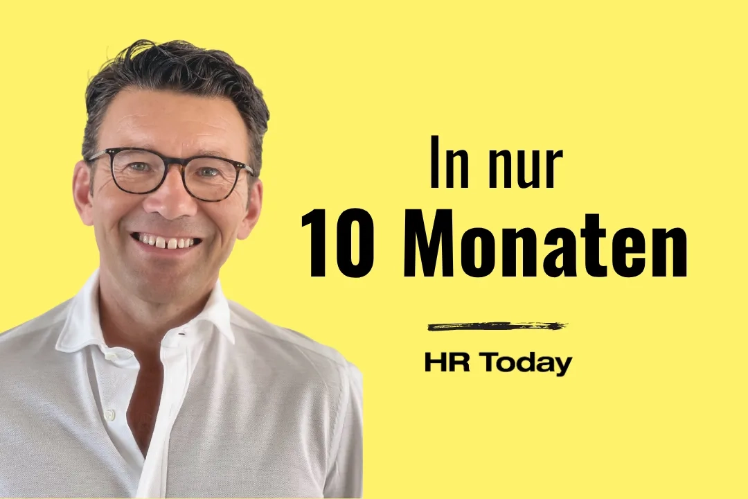 Porträt eines lächelnden Mannes mit Brille und aufgeknöpftem weißem Hemd vor einem leuchtend gelben Hintergrund. Auf der rechten Seite steht in schwarzer Schrift der Text 'In nur 10 Monaten'. Darunter befinden sich ein stilisierter schwarzer Pinselstrich und der Text 'HR Today'.