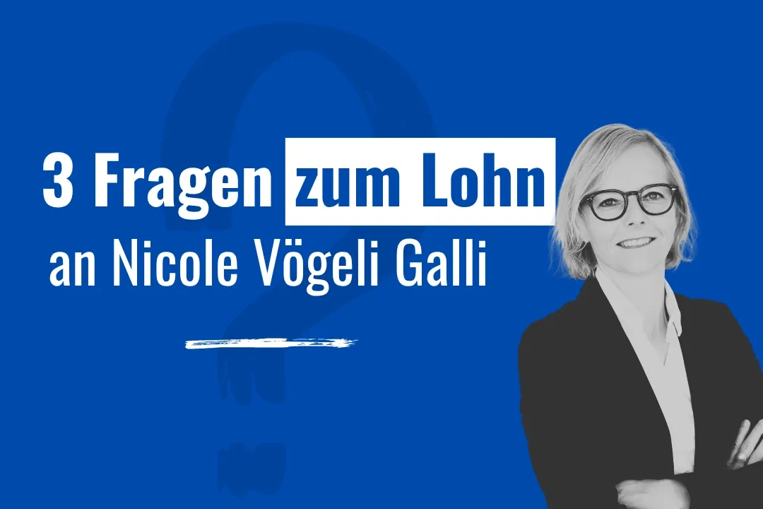 Eine Grafik mit dunkelblauem Hintergrund, auf dem dezent ein großes, etwas dunkleres Fragezeichen als Wasserzeichen durchschimmert. 3 Fragen zum Lohn an Nicole Vögeli Galli". Auf der rechten Bildhälfte ist ein Schwarz-Weiß-Porträt einer lächelnden Frau mit Brille und kurzen Haaren abgebildet. Sie trägt eine helle Bluse unter einem dunklen Blazer und hat die Arme verschränkt.