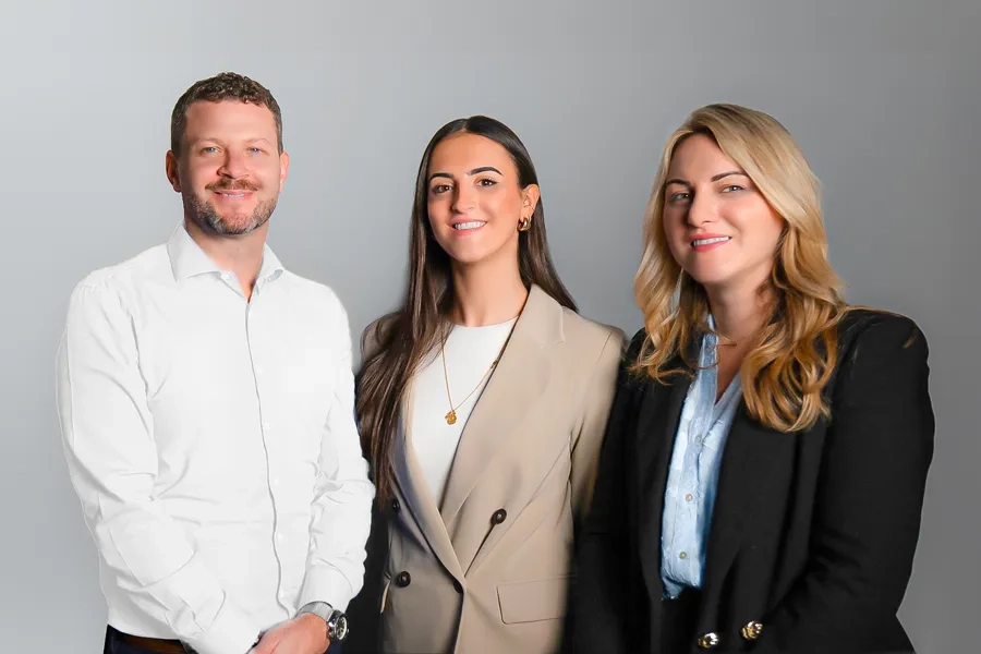 Ludovic Bertoli, responsable RH à la police cantonale genevoise, Laura Puglisi, psychologue du travail et Liridona Smajli, responsable RH.