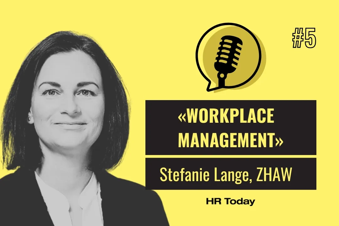 Podcast HR Today #5: «Workplace Management» mit Stefanie Lange, ZHAW. Das Bild zeigt ein Schwarz-Weiss-Porträt einer sanft lächelnden Frau mit glatten, schulterlangen dunklen Haaren in einem dunklen Blazer über einer hellen Bluse.