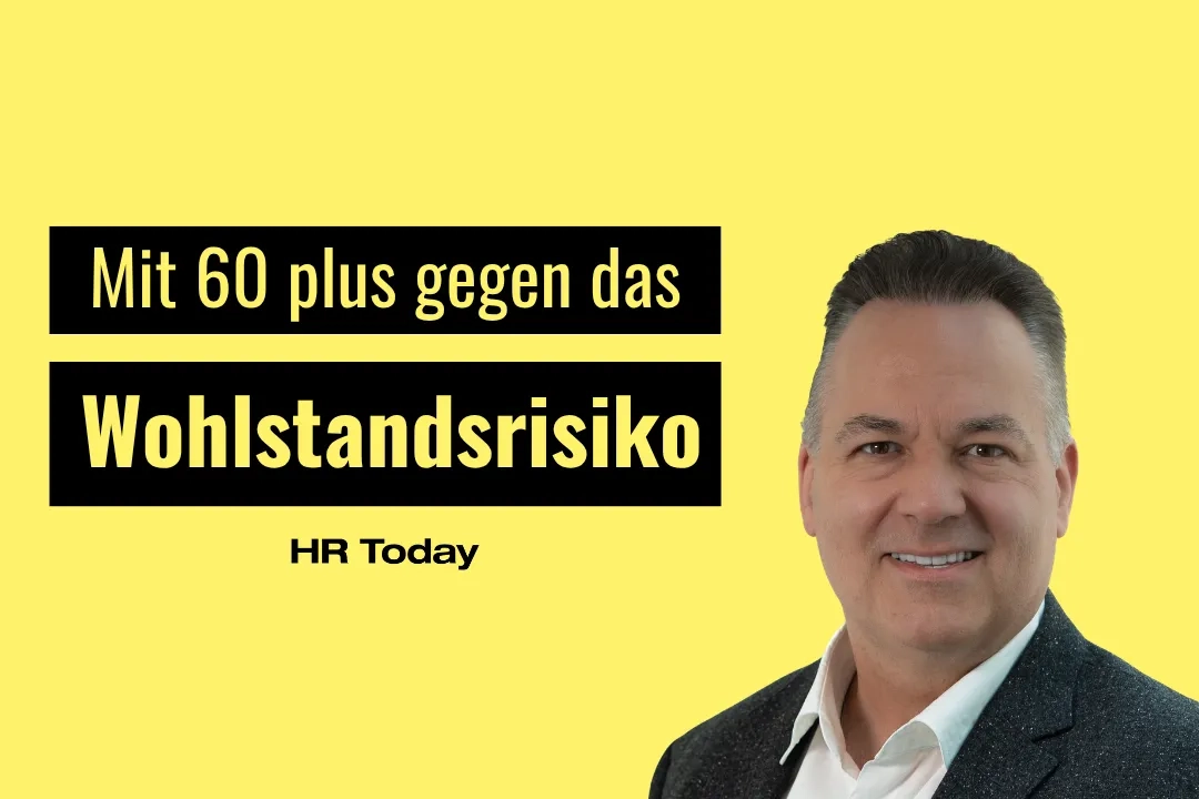 Porträtgrafik auf gelbem Hintergrund: Links der Titeltext «Mit 60 plus gegen das Wohlstandsrisiko» in gelber Schrift auf schwarz unterlegten Balken sowie der Schriftzug «HR Today»; rechts das lächelnde Porträt eines Mannes mit grauem Haar, dunklem Sakko und weissem Hemd.