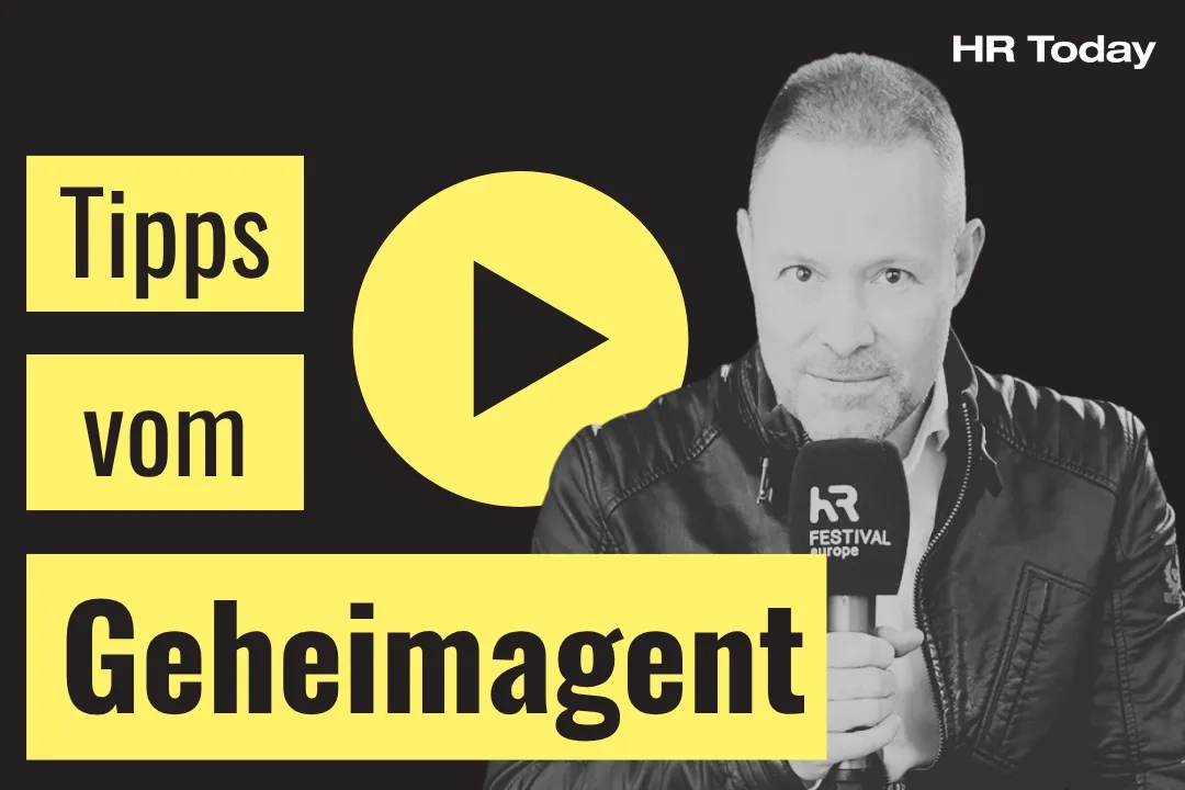 Videothumbnail auf schwarzem Hintergrund für das HR-Today-Format «Tipps vom Geheimagent»: Links der Titeltext auf gelben Balken sowie ein gelbes Play-Button-Icon; rechts ein schwarz-weisses Porträtfoto eines Mannes mit kurzem Haar, Lederjacke und einem Mikrofon mit der Aufschrift «HR Festival Europe». Logo «HR Today» oben rechts.