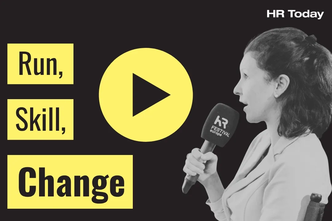 Video-Thumbnail von HR Today. Links steht der Text „Run, Skill, Change“ in gelben Kästchen. In der Mitte ist ein gelber Play-Button zu sehen. Rechts spricht eine Frau im Profil mit zusammengebundenen Haaren in ein Mikrofon von „HR FESTIVAL europe“.