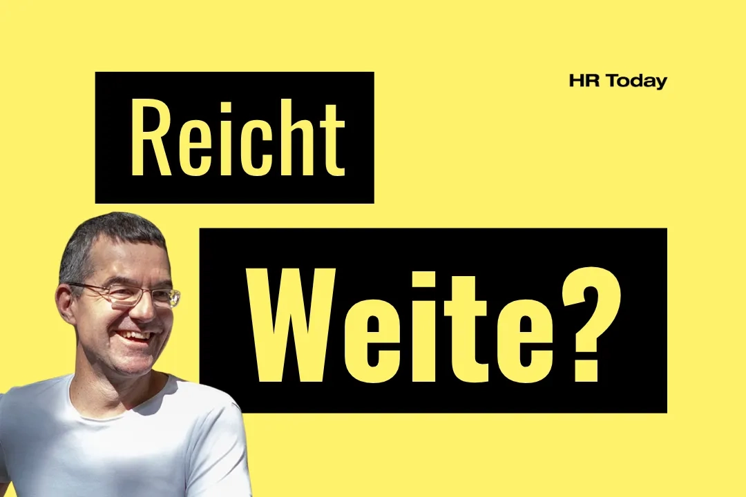 Ein freundlich lächelnder Mann mit Brille und kurzen, leicht ergrauten Haaren blickt leicht zur Seite. Er trägt ein weißes T-Shirt. Der Hintergrund ist gelb. Auf dem Bild steht "Reicht Weite?"