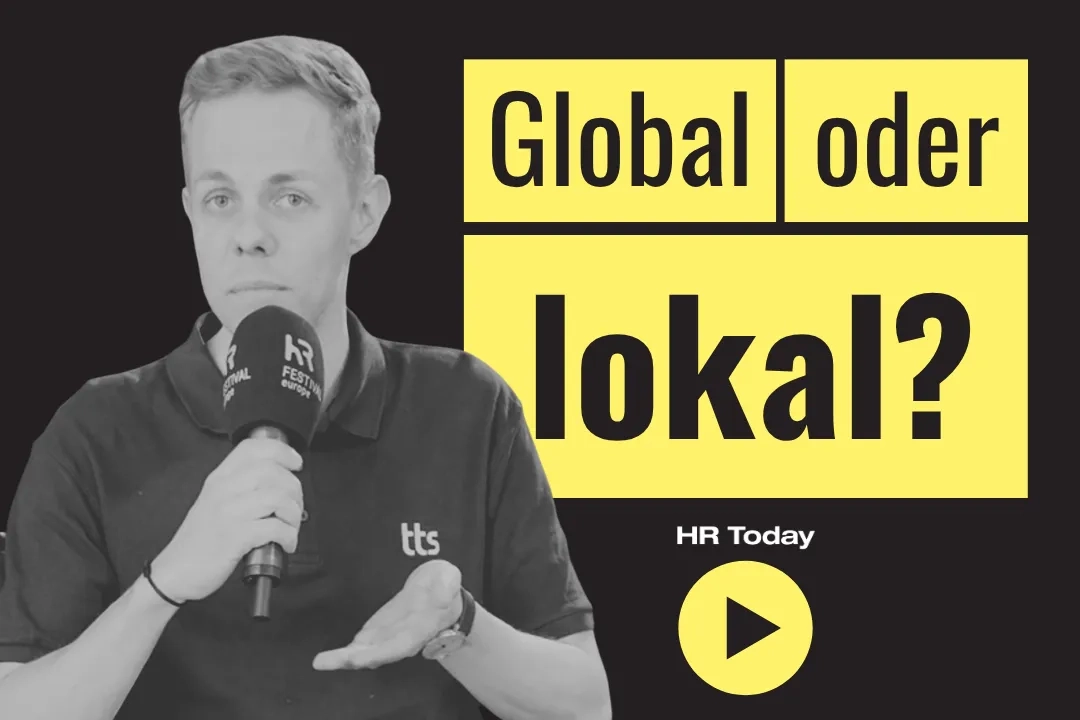 Schwarzweissfoto von Timo Weber im dunklen Poloshirt mit TTS-Logo. Er spricht in ein Mikrofon des HR Festival europe und gestikuliert mit der offenen Hand. Daneben steht auf gelben Feldern in grosser schwarzer Schrift «Global oder lokal?», darunter das HR-Today-Logo und ein gelber Play-Button.