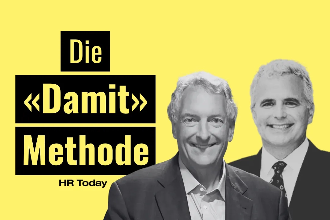 Grafik: Zwei lächelnde Männer mit grauem Haar in Anzug, Schwarz-Weiss-Porträt vor gelbem Hintergrund. Links der Text «Die «Damit» Methode» auf schwarzen Balken, darunter «HR Today».