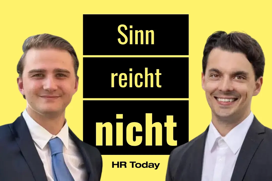 Grafik mit gelbem Hintergrund: zwei lächelnde junge Männer in dunklen Anzügen und weissen Hemden, links mit blauer Krawatte, rechts ohne. Dazwischen drei schwarze Felder mit dem Text «Sinn reicht nicht», darunter «HR Today».