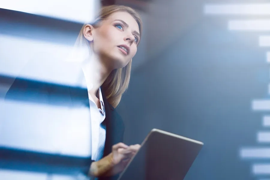 Femme d'affaires utilisant une tablette numérique