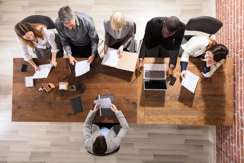 Recruiting_Rekrutieren_Geschäftsleitung_Personaler_HR_Tisch_Bewerber_123rf.jpg