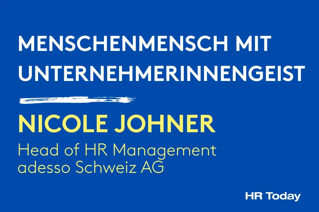 Blauer Hintergrund mit weissem und gelbem Text. Oben steht in Grossbuchstaben: „Menschmensch mit Unternehmerinnengeist“. Darunter ein weisser Pinselstrich und der gelbe Name „Nicole Johner“. Unten in gelber Schrift: „Head of HR Management adesso Schweiz AG“. Unten rechts steht das Logo „HR Today“.