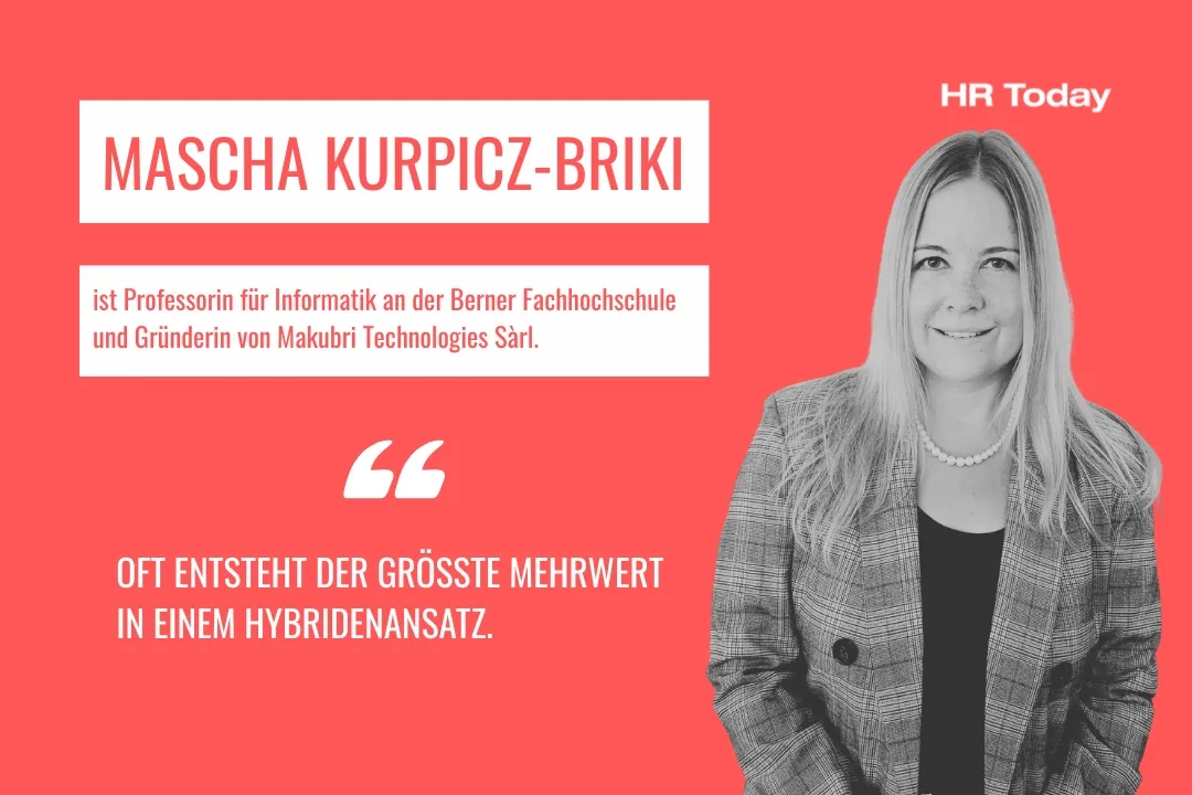 Grafik mit rotem Hintergrund und dem „HR Today“-Logo. Die zentrale Aussage lautet: „OFT ENTSTEHT DER GRÖSSTE MEHRWERT IN EINEM HYBRIDENANSATZ.“ Rechts daneben befindet sich ein Schwarz-Weiß-Porträt der lächelnden Zitatgeberin Mascha Kurpicz-Briki. Sie wird vorgestellt als Professorin für Informatik an der Berner Fachhochschule und Gründerin von Makubri Technologies Sàrl.