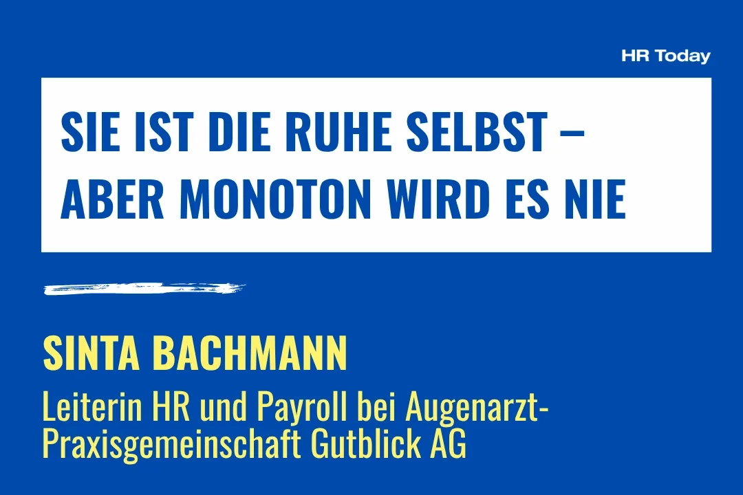 Ein grafisches Bild mit blauem Hintergrund und dem "HR Today"-Logo oben rechts. In einem weissen Rechteck steht der blaue Text: "SIE IST DIE RUHE SELBST – ABER MONOTON WIRD ES NIE". Darunter steht in gelber Schrift "SINTA BACHMANN" und in weisser Schrift ihre Position: "Leiterin HR und Payroll bei Augenarzt-Praxisgemeinschaft Gutblick AG