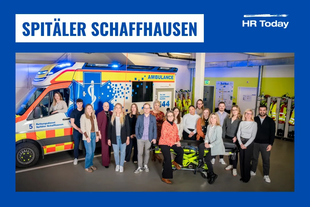 Das HR-Team der Spitäler Schaffhausen, im Hintergrund eine Ambulanz. Zwei Angestellte sitzen auf einer Trage.