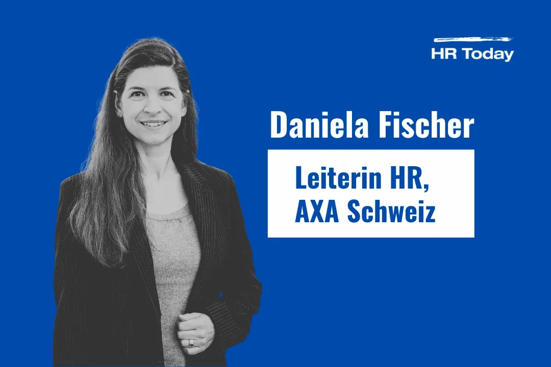 Grafik mit kräftig blauem Hintergrund. Oben rechts ist das weiße Logo von HR Today. Auf der rechten Seite steht in weißer Schrift der Name „Daniela Fischer“, darunter in einem weißen Kasten in blauer Schrift ihre Position: „Leiterin HR, AXA Schweiz“. Auf der linken Bildhälfte ist ein Schwarz-Weiß-Porträt von ihr abgebildet. Sie hat langes, dunkles Haar, trägt einen dunklen Nadelstreifenblazer über einem hellen Oberteil und lächelt freundlich in die Kamera.