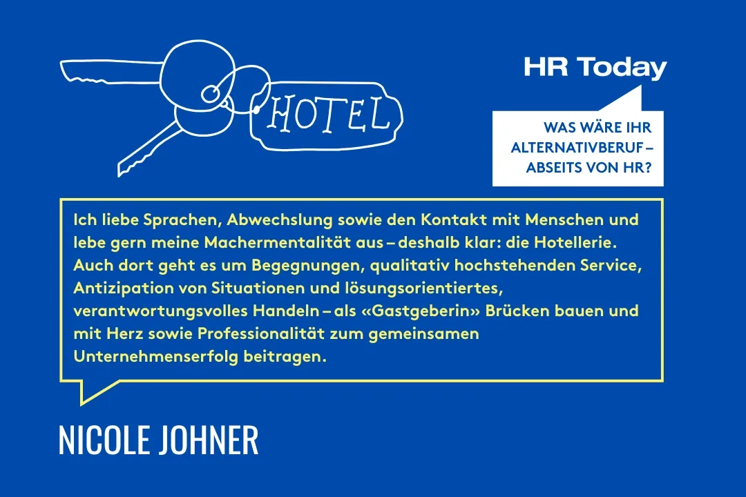 Grafik mit blauem Hintergrund. Oben links ist eine gezeichnete Hotelschlüssel-Anhänger-Kombination mit dem Schriftzug „HOTEL“. Rechts oben steht „HR Today“ mit einer Sprechblase daneben: „Was wäre Ihr Alternativberuf – abseits von HR?“. Darunter befindet sich ein gelber Textrahmen mit einem Zitat, in dem Nicole Johner erklärt, dass sie aufgrund ihrer Leidenschaft für Sprachen, Abwechslung und Kontakt mit Menschen in der Hotellerie arbeiten würde. Unten links steht der Name „Nicole Johner“ in weisser Schrift.