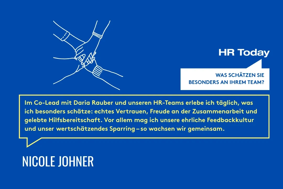Grafik mit blauem Hintergrund. Oben links ist eine weisse Illustration von vier sich in der Mitte überkreuzenden Händen, die Zusammenarbeit symbolisieren. Rechts daneben steht „HR Today“ mit einer weissen Sprechblase: „Was schätzen Sie besonders an Ihrem Team?“. Darunter befindet sich ein gelber Textrahmen mit einem Zitat von Nicole Johner, die Zusammenarbeit, Vertrauen, Hilfsbereitschaft und eine ehrliche Feedbackkultur in ihrem Team lobt. Unten links steht der Name „Nicole Johner“ in weisser Schrift.