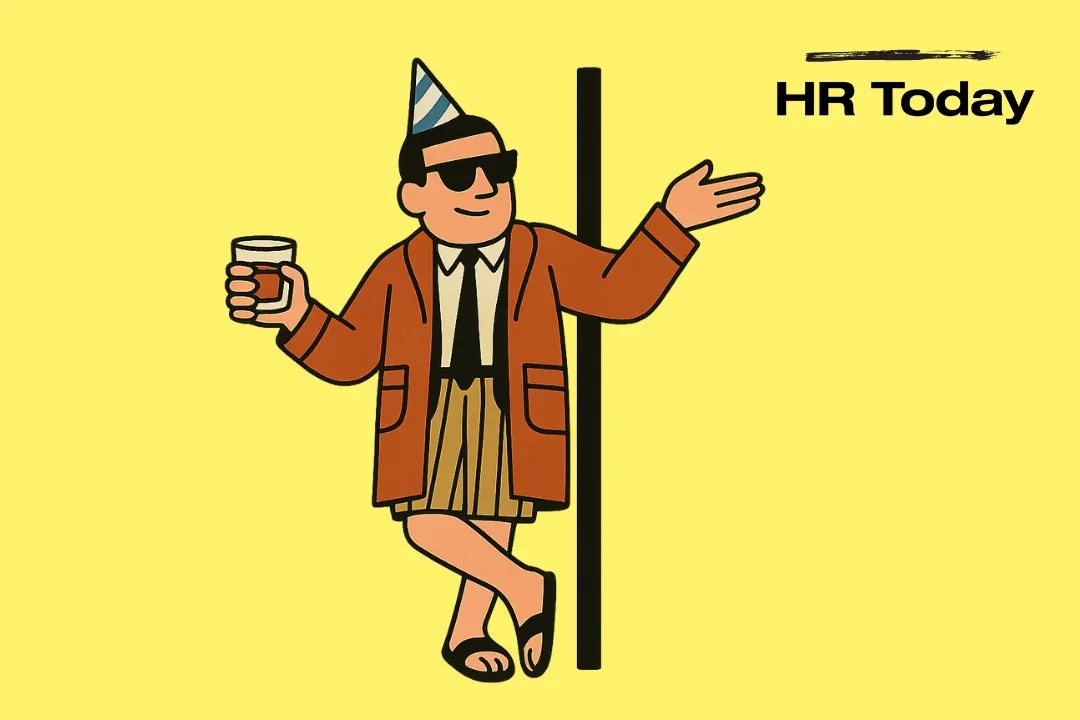 Chef im «Lebowski»-Look über dem Anzug: Partyhut, Sonnenbrille, Drink in der Hand, Shorts und Sandalen; lässig an einem Türrahmen/ Pfosten lehnend; «HR Today»-Logo.