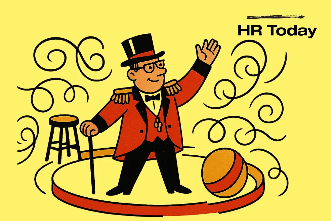 Zirkusdirektor im roten Frack mit Zylinder, Stock und Pfeife steht in einer Manege; dekorative Wirbelschwünge, Hocker und Ball; flache Mid-Century-Optik, «HR Today»-Logo.