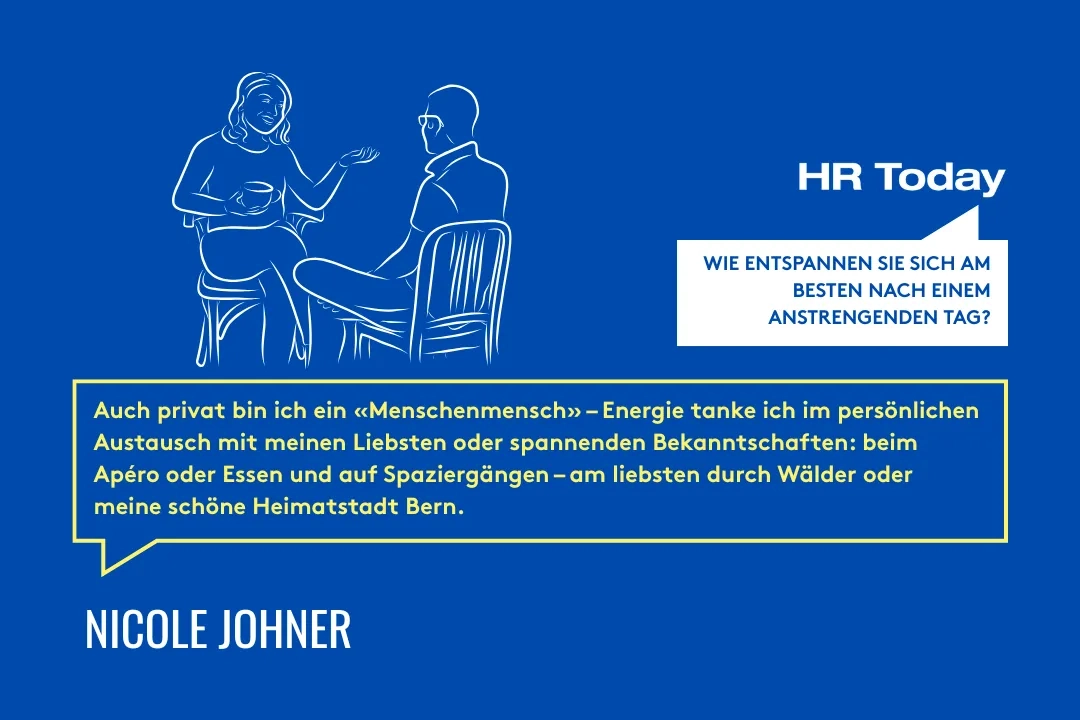 Grafik mit blauem Hintergrund. Oben links ist eine weisse Strichzeichnung von zwei Personen, die sich gegenüber sitzen und miteinander sprechen. Rechts daneben steht „HR Today“ mit einer Sprechblase: „Wie entspannen Sie sich am besten nach einem anstrengenden Tag?“. Darunter befindet sich ein gelber Textrahmen mit einem Zitat von Nicole Johner, in dem sie beschreibt, dass sie Energie durch den Austausch mit anderen Menschen, bei Apéros, Essen oder Spaziergängen – besonders in Bern – tankt. Unten links steht ihr Name in weisser Schrift.