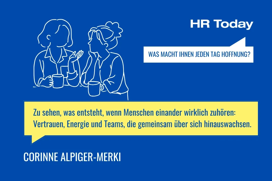 After-Work-Karte auf blauem Hintergrund für Corinne Alpiger-Merki. Frage: «Was macht Ihnen jeden Tag Hoffnung?» Antwort: Zu sehen, was entsteht, wenn Menschen einander wirklich zuhören — Vertrauen, Energie und Teams, die gemeinsam über sich hinauswachsen. Illustration von zwei Frauen, die sich bei einer Tasse Kaffee unterhalten.