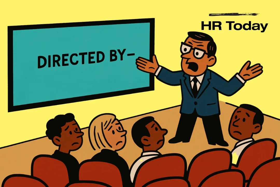 Kinosaal aus erhöhter Perspektive: Vorgesetzter gestikuliert vor grosser Leinwand mit Text «DIRECTED BY–»; verwirrte Mitarbeitende in den Sitzreihen; flache Optik, «HR Today»-Logo.