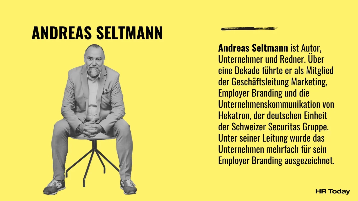 Grafik auf gelbem Hintergrund mit dem Namen „ANDREAS SELTMANN“ in großen schwarzen Buchstaben oben links. Darunter sitzt der Autor in einer Schwarz-Weiß-Aufnahme auf einem Hocker, die Hände ineinandergelegt. Auf der rechten Seite steht ein biografischer Text, der ihn als Autor, Unternehmer und Redner vorstellt und seine über zehnjährige Erfahrung als Mitglied der Geschäftsleitung für Marketing und Employer Branding bei Hekatron (Teil der Schweizer Securitas Gruppe) hervorhebt. Unten rechts ist das „HR Today“-Logo platziert.