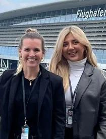 Nadine Mueller und Erestina Januzi am Flughafen Zuerich