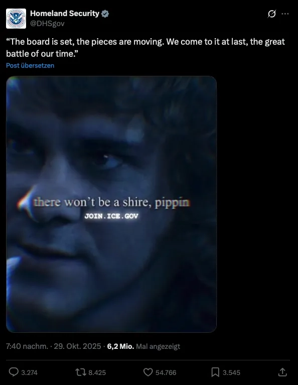 Ein Screenshot eines Posts auf X (ehemals Twitter) vom verifizierten Account „Homeland Security“ (@DHSgov). Der Text des Posts lautet: „“The board is set, the pieces are moving. We come to it at last, the great battle of our time.”“ (Ein Zitat aus Der Herr der Ringe). Darunter befindet sich ein quadratisches Bild. Es zeigt eine düstere Nahaufnahme des Charakters Pippin (gespielt von Billy Boyd) aus den „Herr der Ringe“-Filmen, versehen mit einem leichten Glitch-/VHS-Effekt. Über seinem Gesicht liegt der Text: „there won’t be a shire, pippin“ und direkt darunter etwas kleiner „JOIN.ICE.GOV“. Am unteren Rand stehen die Metadaten des Posts: „7:40 nachm. · 29. Okt. 2025 · 6,2 Mio. Mal angezeigt“.