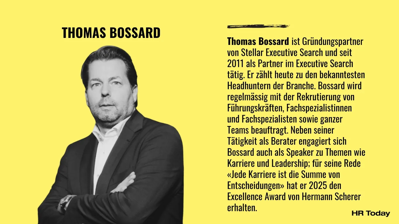 Das Bild zeigt Thomas Bossard, einen Mann mit dunklen gescheitelten Haaren und Dreitagebart. Er trägt Hemd und Jackett und hält seine Arme verschränkt. Beschreibung: Thomas Bossard ist Gründungspartner von Stellar Executive Search und seit 2011 als Partner im Executive Search tätig. Er zählt heute zu den bekanntesten Headhuntern der Branche. Bossard wird regelmässig mit der Rekrutierung von Führungskräften, Fachspezialistinnen und Fachspezialisten sowie ganzer Teams beauftragt. Neben seiner Tätigkeit als Berater engagiert sich Bossard auch als Speaker zu Themen wie Karriere und Leadership; für seine Rede «Jede Karriere ist die Summe von Entscheidungen» hat er 2025 den Excellence Award von Hermann Scherer erhalten.
