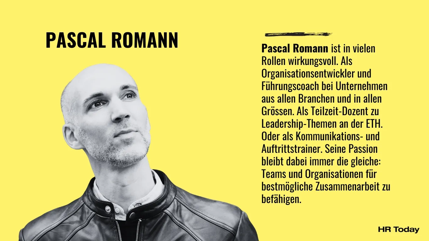 Porträtfoto von Pascal Romann vor gelbem Hintergrund, links im Bild in Schwarz-Weiss mit Lederjacke abgebildet. Rechts daneben ein Text mit Informationen über seine beruflichen Rollen: Er ist Organisationsentwickler, Führungscoach, Teilzeit-Dozent an der ETH sowie Kommunikations- und Auftrittstrainer. Seine Leidenschaft ist es, Teams und Organisationen zu befähigen, bestmöglich zusammenzuarbeiten. Unten rechts steht das Logo von HR Today.