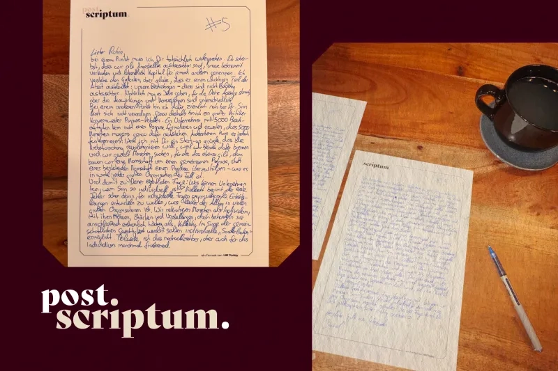 Links Davids handgeschriebener Brief in blauer Tinte an «Lieber Robin». Darin widerspricht er der Idee, Angestellte seien austauschbar, und argumentiert, Beziehungen seien es nicht. Rechts liegen die Briefseiten auf einem Holztisch, daneben eine Tasse und ein Stift.