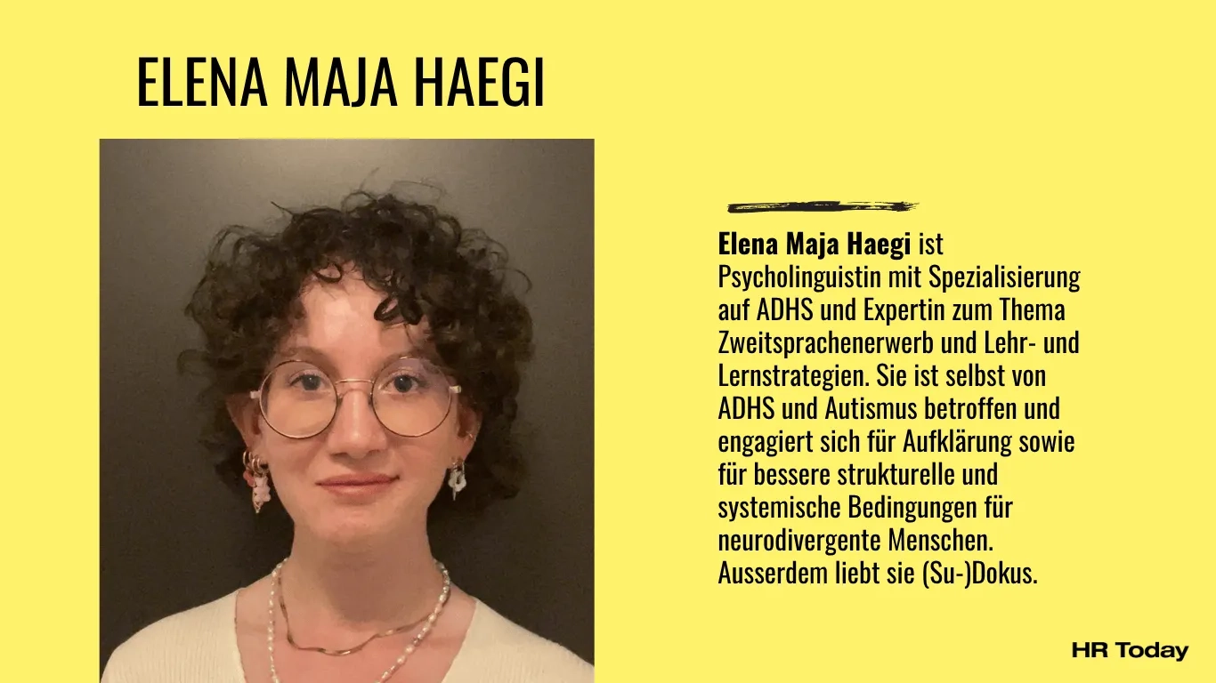Porträtfoto von Elena Maja Haegi vor neutralem, dunklem Hintergrund. Sie hat kurze, lockige, dunkle Haare, trägt eine runde Brille mit goldfarbenem Rahmen, auffällige Ohrringe und eine Halskette. Links im Bild ihr Foto, rechts auf gelbem Hintergrund ihr Name in schwarzer Schrift und eine Kurzbiografie. „Elena Maja Haegi ist Psycholinguistin mit Spezialisierung auf ADHS und Expertin zum Thema Zweitspracherwerb und Lehr- und Lernstrategien. Sie ist selbst von ADHS und Autismus betroffen und engagiert sich für Aufklärung sowie für bessere strukturelle und systemische Bedingungen für neurodivergente Menschen. Ausserdem liebt sie (Su-)Dokus.“