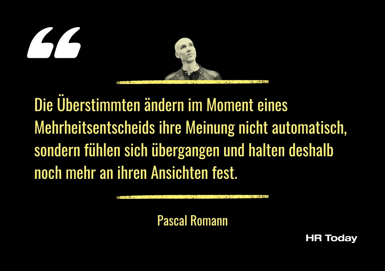 Zitatgrafik: Die Überstimmten ändern im Moment eines Mehrheitsentscheids ihre Meinung nicht automatisch, sondern fühlen sich übergangen und halten deshalb noch mehr an ihren Ansichten fest.