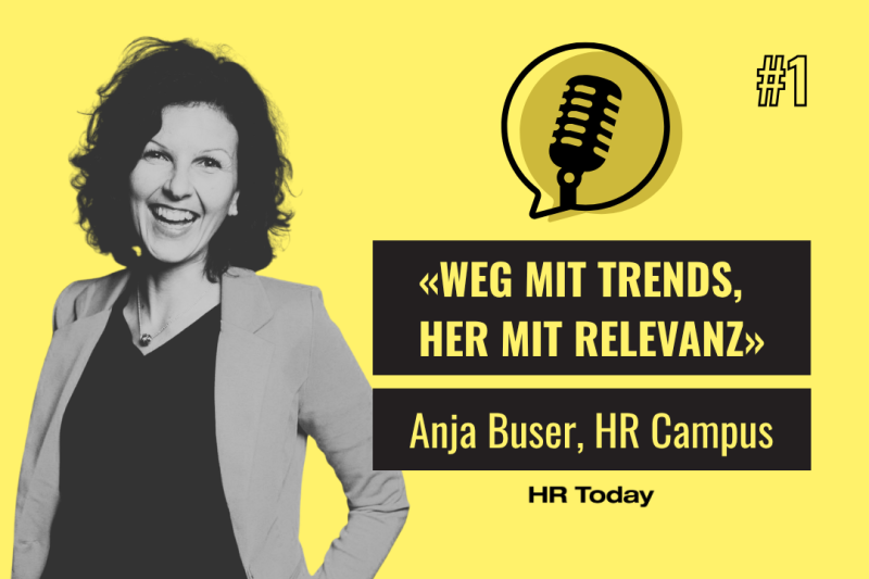 Podcast HR Today #1: «Weg mit Trends, her mit Relevanz» mit Anja Buser, HR Campus. Das Bild zeigt ein Schwarz-Weiss-Porträt einer lachenden Frau mit dunklen, lockigen Haaren, die ein dunkles Oberteil und einen hellen Blazer trägt.