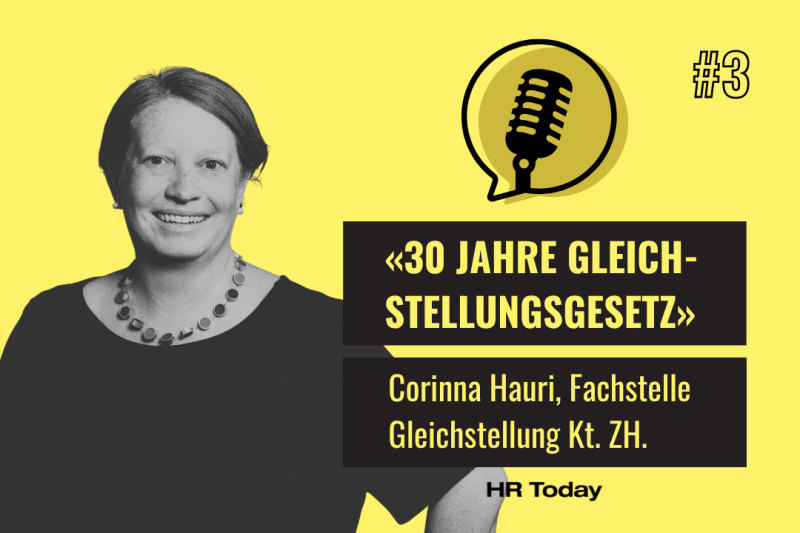 Podcast HR Today #3: «30 Jahre Gleichstellungsgesetz» mit Corinna Hauri, Fachstelle Gleichstellung Kt. ZH. Das Bild zeigt ein Schwarz-Weiss-Porträt einer lächelnden Frau mit kurzen Haaren, bekleidet mit einem dunklen Oberteil und einer auffälligen runden Gliederkette.