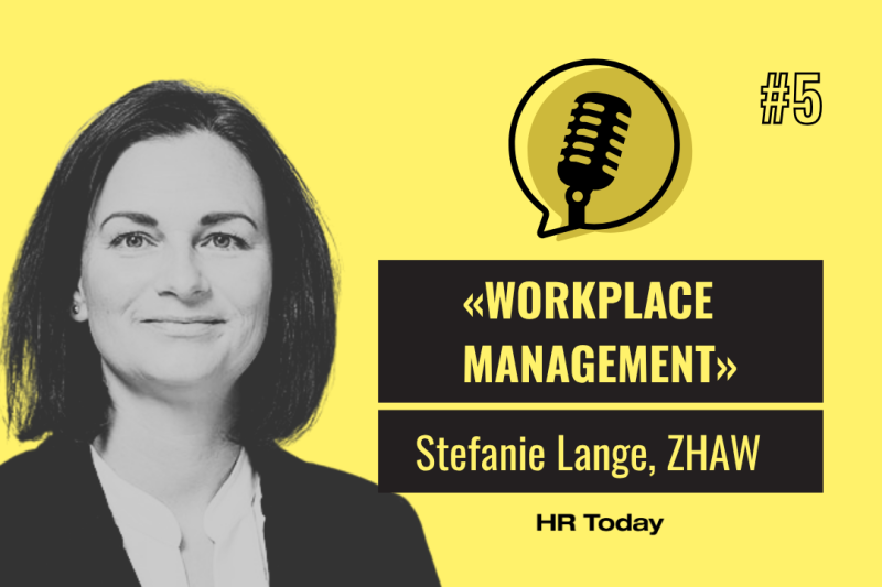 Podcast HR Today #5: «Workplace Management» mit Stefanie Lange, ZHAW. Das Bild zeigt ein Schwarz-Weiss-Porträt einer sanft lächelnden Frau mit glatten, schulterlangen dunklen Haaren in einem dunklen Blazer über einer hellen Bluse.