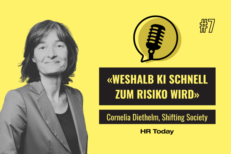 Podcast HR Today #7: «Weshalb KI schnell zum Risiko wird» mit Cornelia Diethelm, Shifting Society. Das Bild zeigt ein Schwarz-Weiss-Porträt einer leicht lächelnden Frau mit schulterlangen, gestuften dunklen Haaren, gekleidet in einen Blazer und ein dunkles Oberteil.